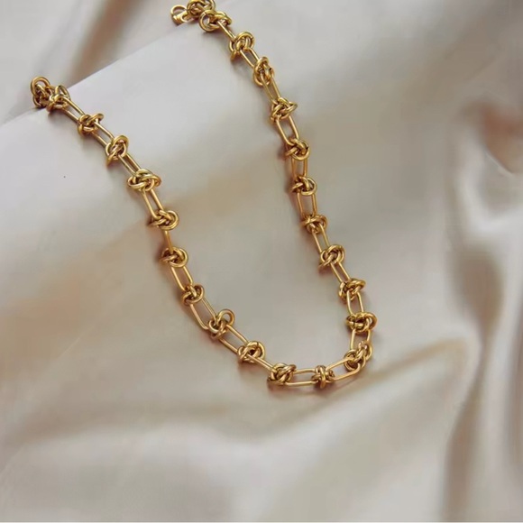 Elegant Gold Chain Necklace - Picture 3 of 5